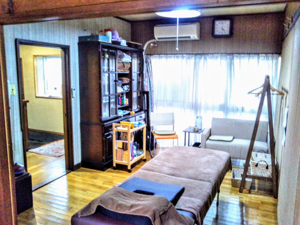 【施術室の内装】治療院とは違う　手技の施術SALON　として気軽にくつろげるプライベート空間を目指します。　◎　付き添いの方　や　お二人でのご来店　に　二人掛け　の　プラザソファー　を採用しました。　
