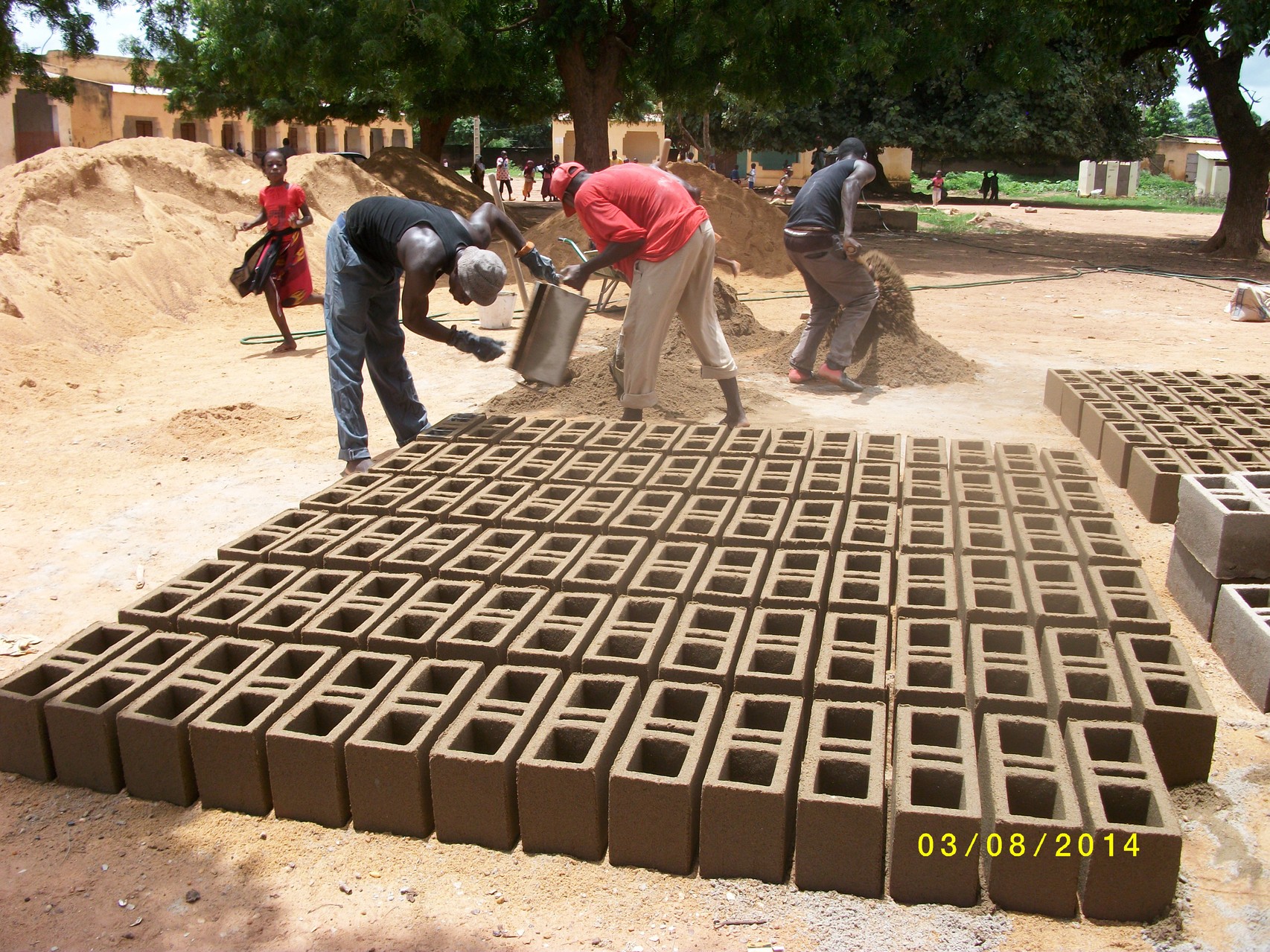 N'Gabacoro-Droit : confection des briques pour la réalisation des 3 classes