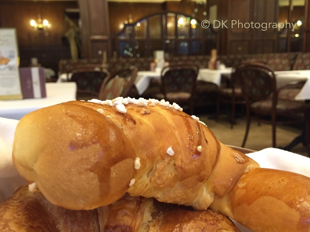 Das Briochekipferl im Café Mozart