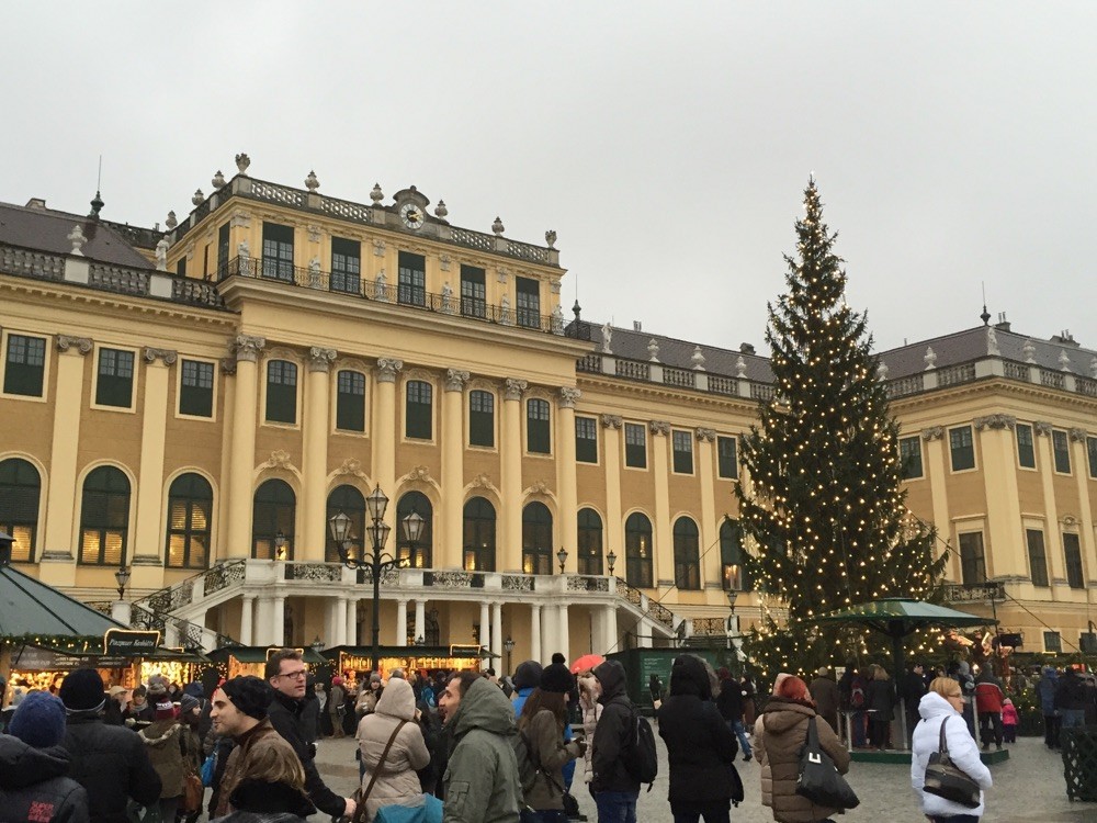 Christkindlmarkt vor dem Schloss Schönbrunn