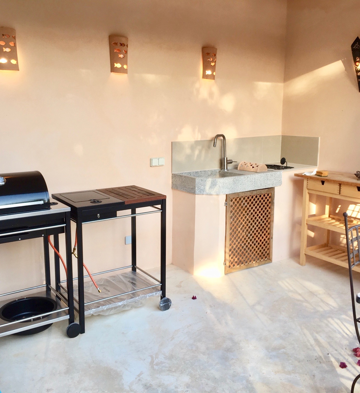 Aussenküche mit Waschbecken, BBQ mit Gas, Kühlschrank, Kocher