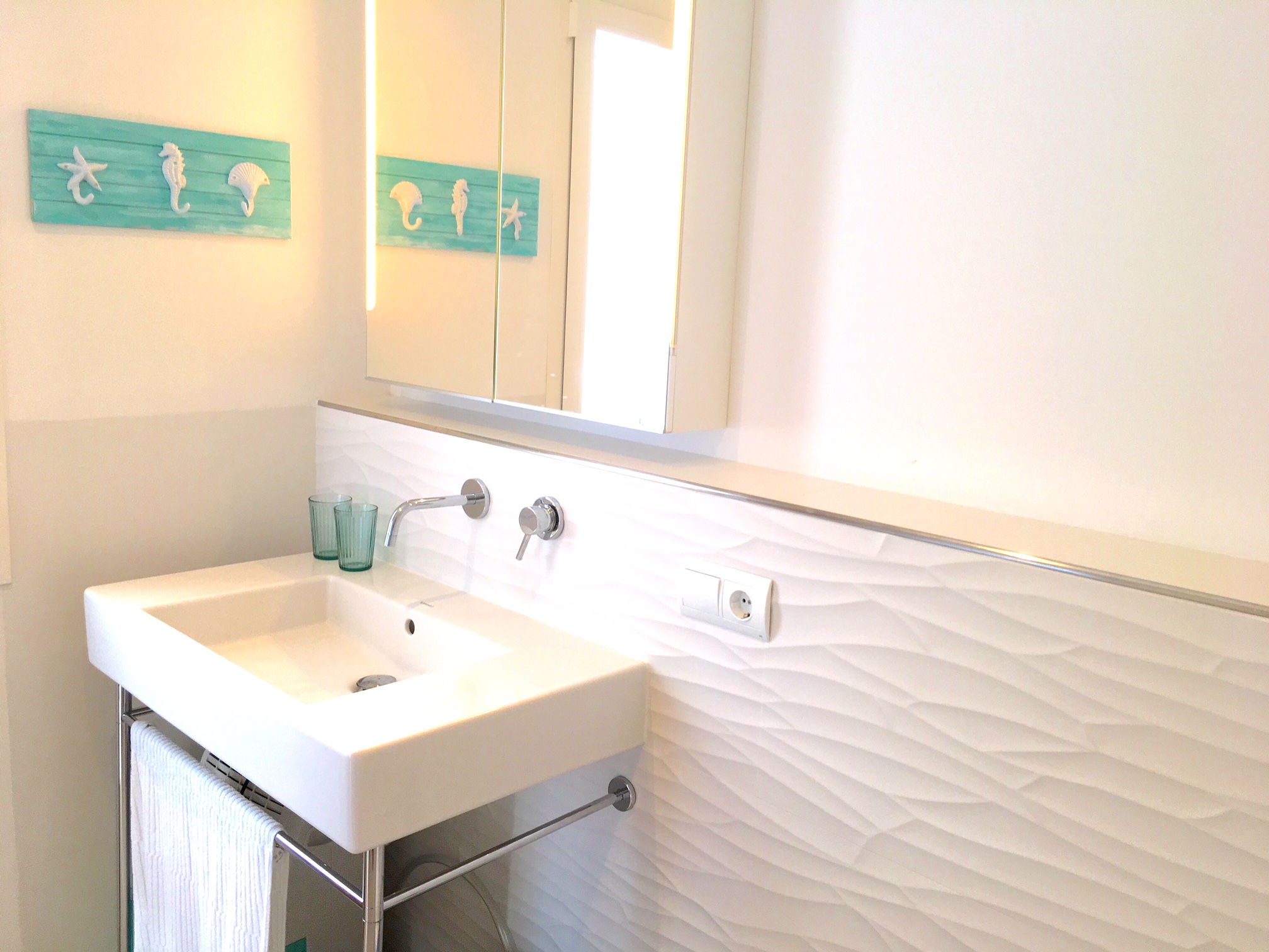 Badezimmer 1/ 2 im 1.OG, WC, Bidet, walk-in-Dusche, Tageslicht, Mückengitter