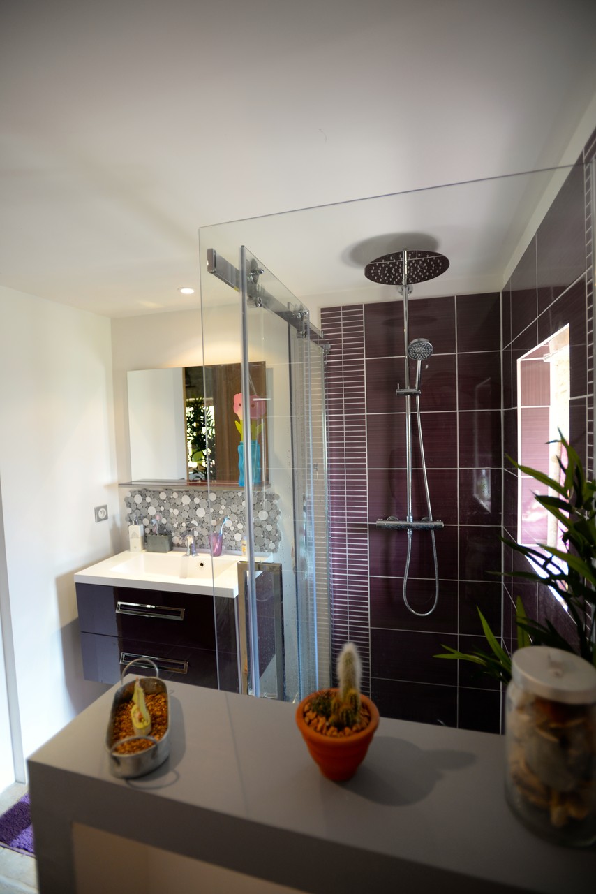 Salle de bain et sa douche italienne et ses.... peignoirs !