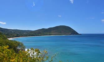 Gros Morne (ao fundo) e praia Grande Anse © Guillaume Aricique, 2016, Comité du Tourisme des Îles de la Guadeloupe CTIG