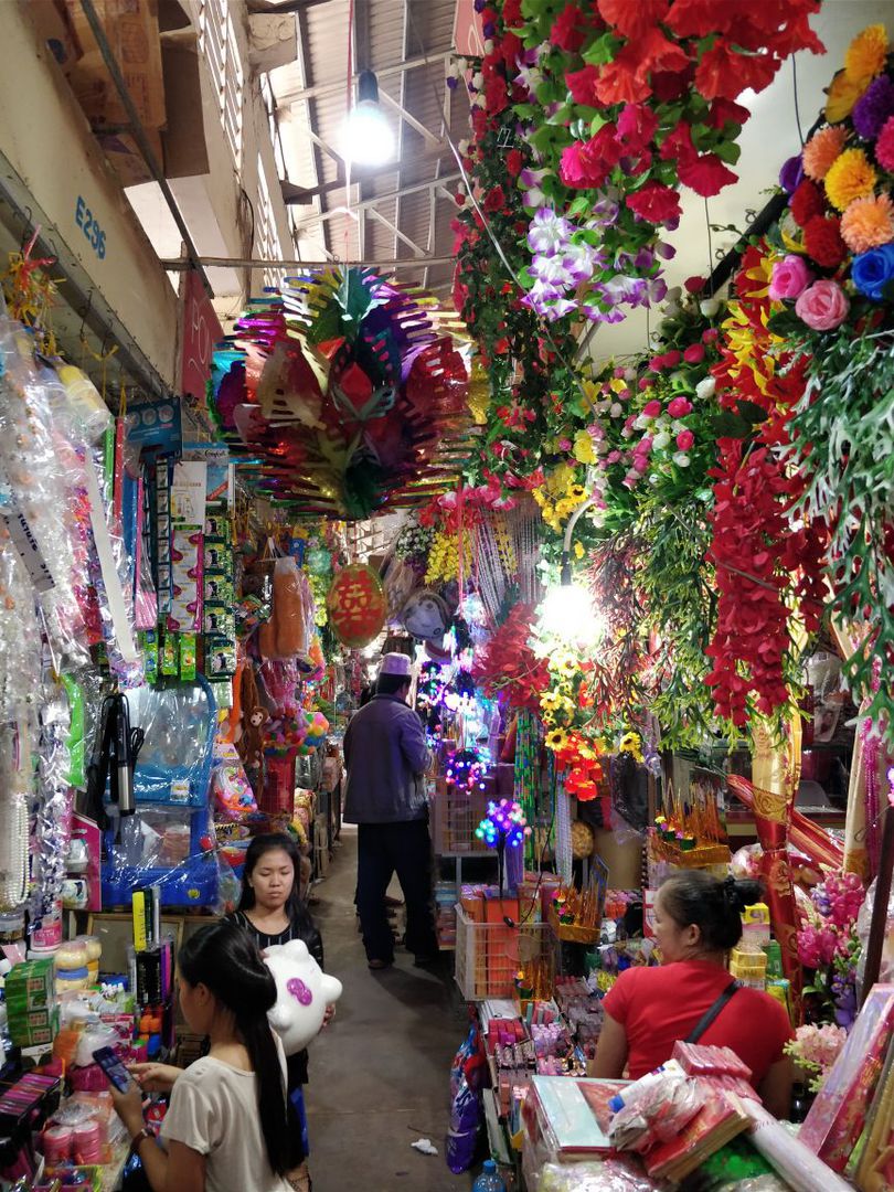Auf dem Markt in Kratie - viel Kitsch aus China...