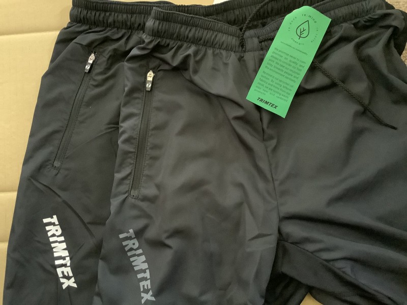 下側が従来のTrainer TX Pants, 上側がリサイクル生地を使ったTrainer TX Pants。若干色味が薄くなっています