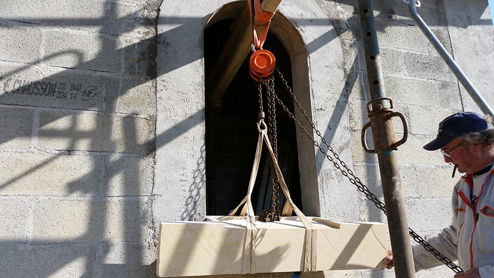 Construction des écuries du château, pose d'un appui de fenêtre en pierre