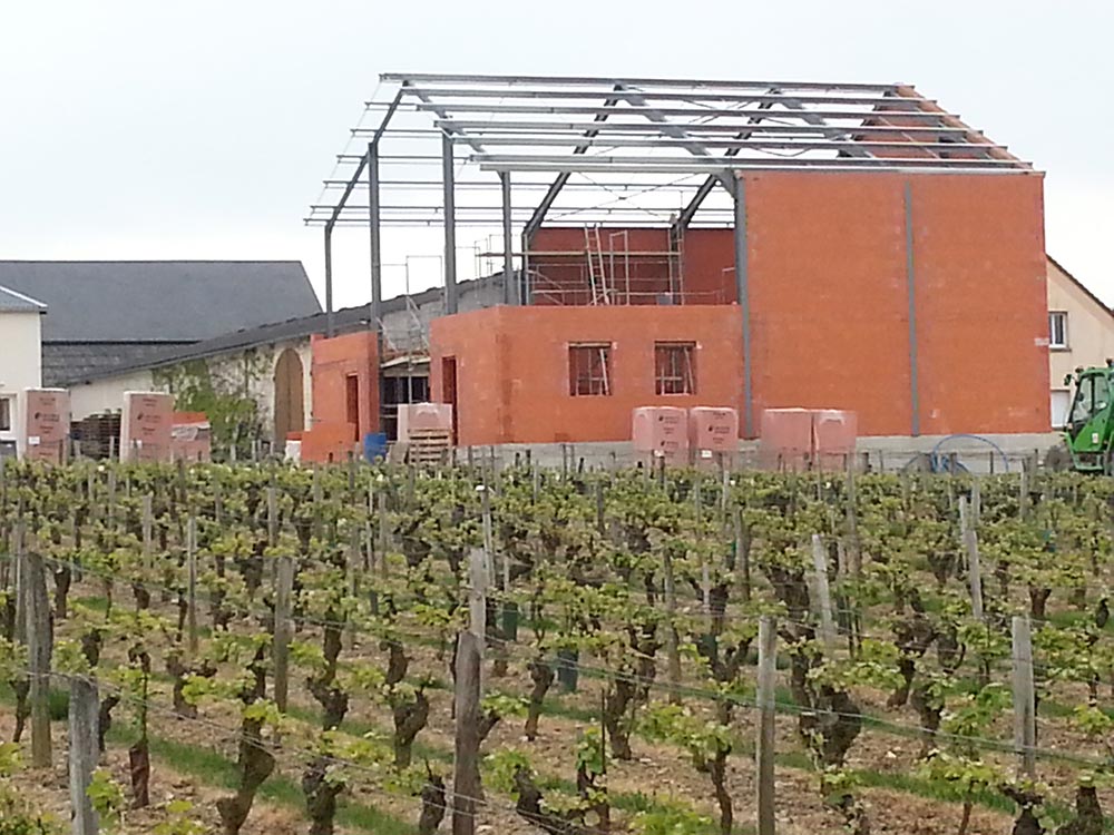 Construction d'un chai viticole, élévation en briques monomur