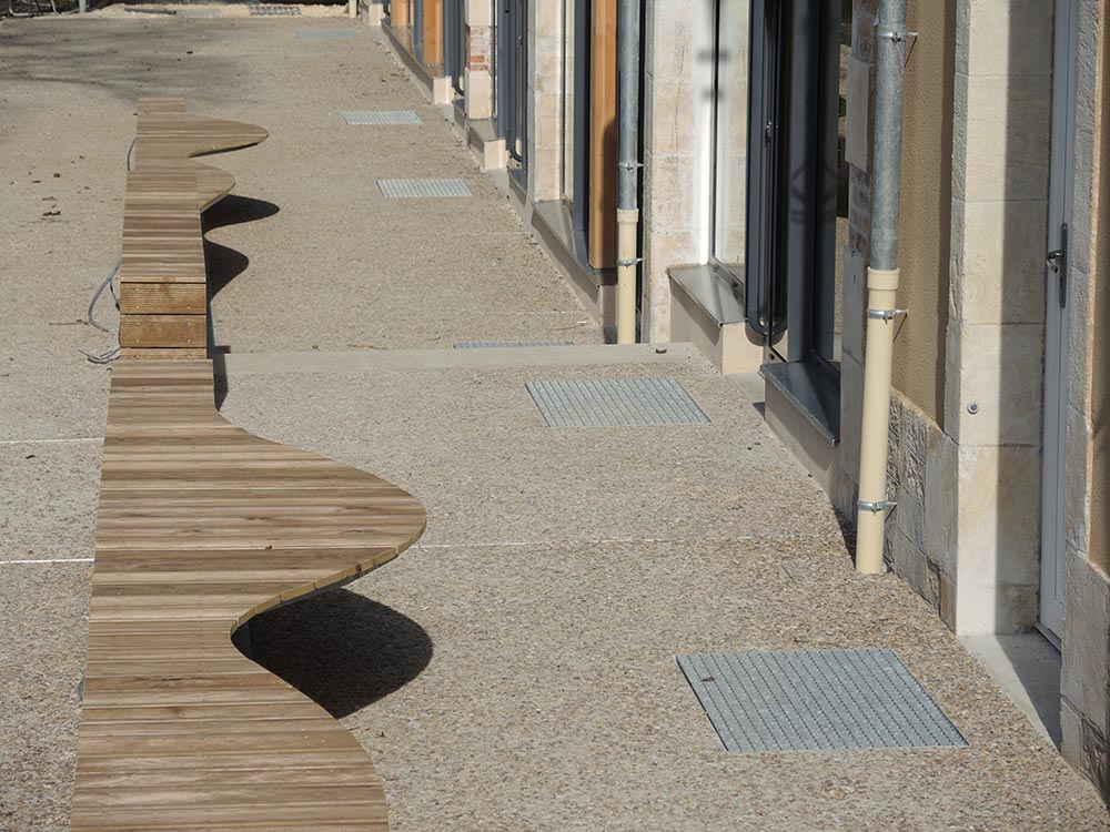 Restructuration du centre de loisirs, cheminement en béton désactivé