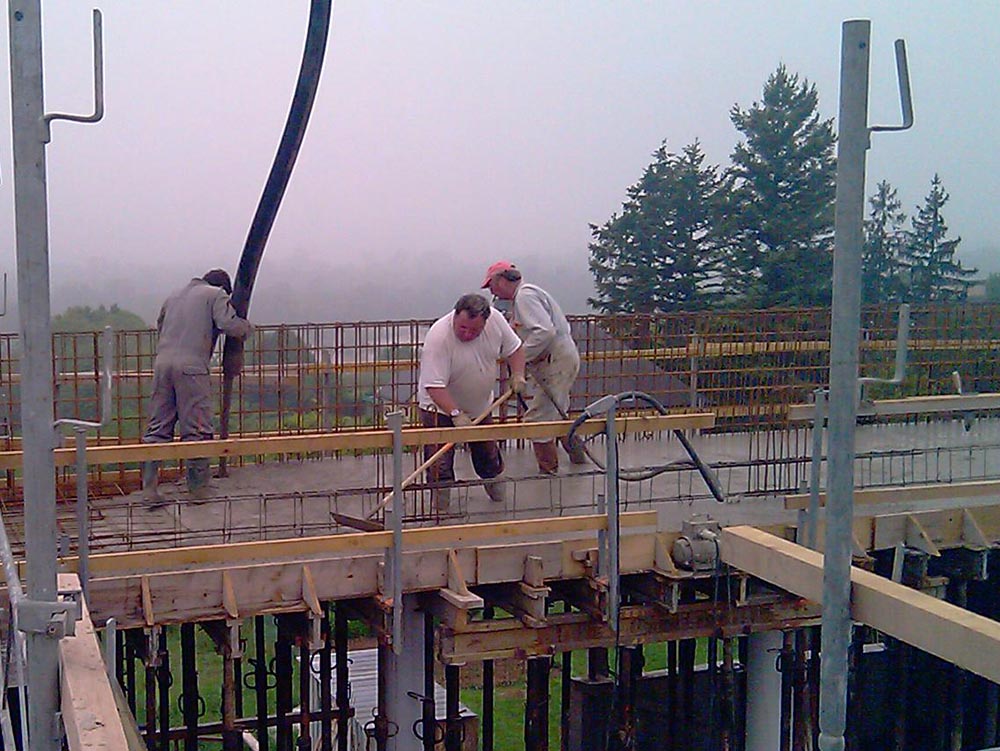 Construction d'une maison individuelle contemporaine, coulage dalle béton