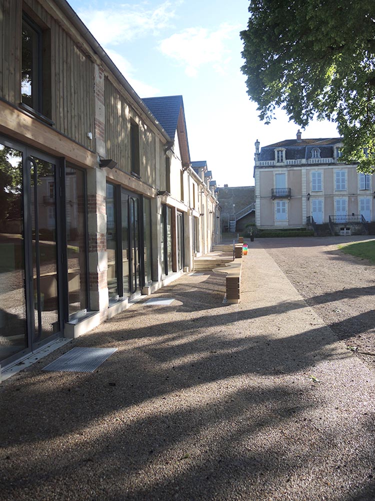 Restructuration du centre de loisirs, cheminement en béton désactivé