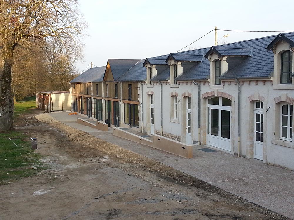 Restructuration du centre de loisirs, cheminement en béton désactivé