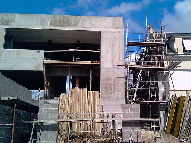 Construction d'une maison individuelle contemporaine, échafaudages et protections