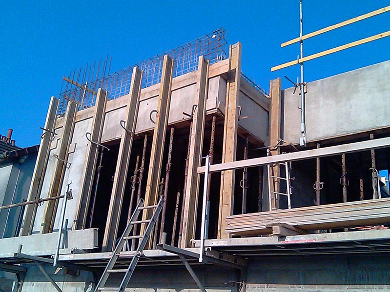 Construction d'une maison individuelle contemporaine, coffrage béton armé