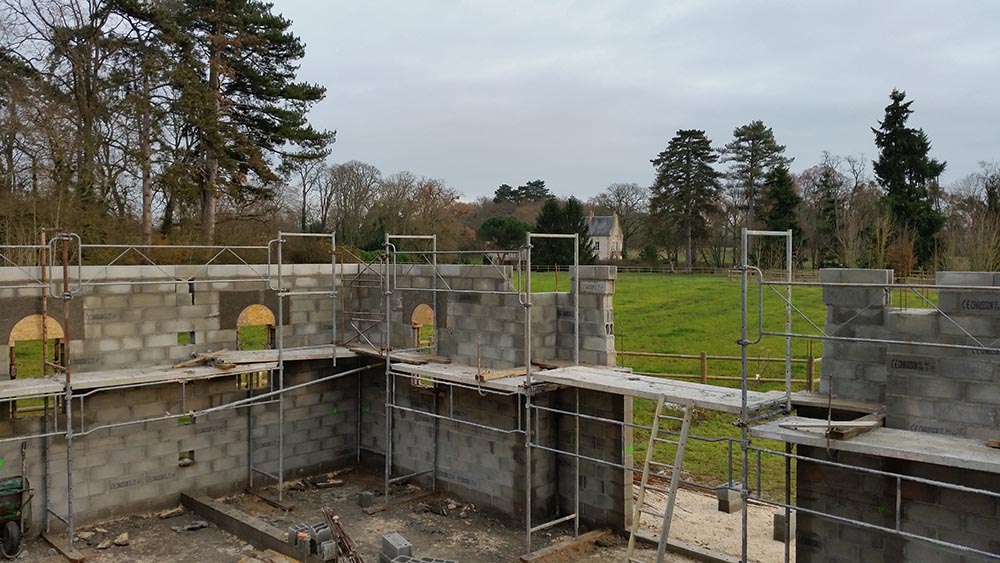 Construction des écuries du château, élévation des murs