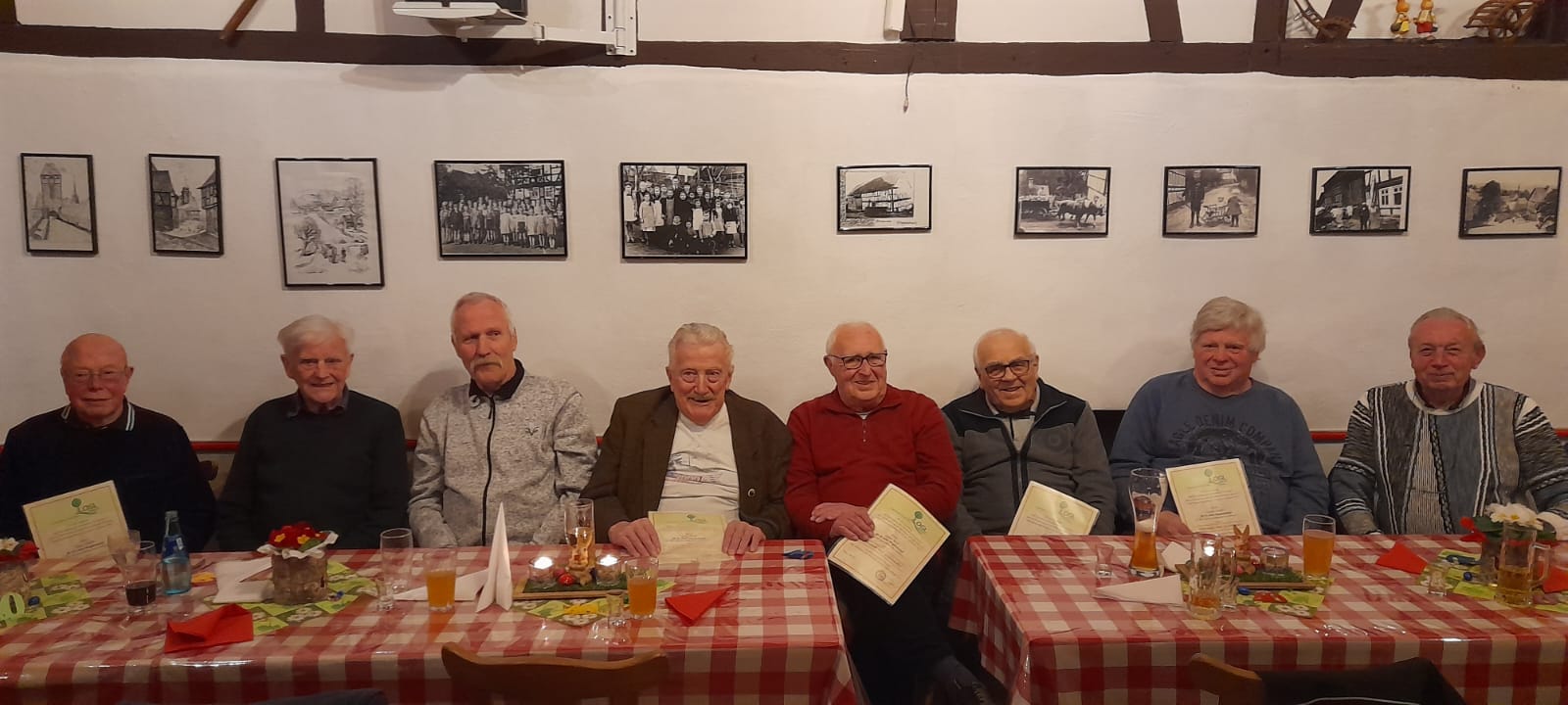 Zu den lebenden Gründungsmitgliedern gehören v. l. n. r.: Heinz Pfeiffer, Adolf Steiper, Dietmar Hillebrecht, Georg Heerdt, Günter Roth, Edwin Hartmann, Lothar Schäfer und Eckhard Ewinger.