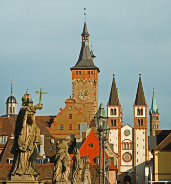 Die alte Mainbrücke in Würzburg - Weingenuss über dem Main