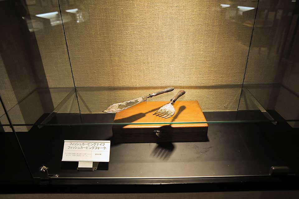 昭和初期に製作された、フィッシュカービングナイフ・フォーク。ナイフ部の模様は彫金師の手彫りによるもので、当時の高級品です。　