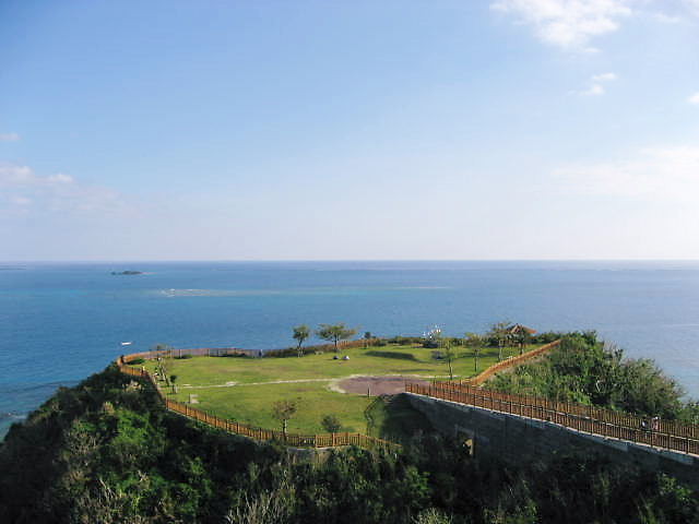 沖縄　南城市　　彼方に久高島