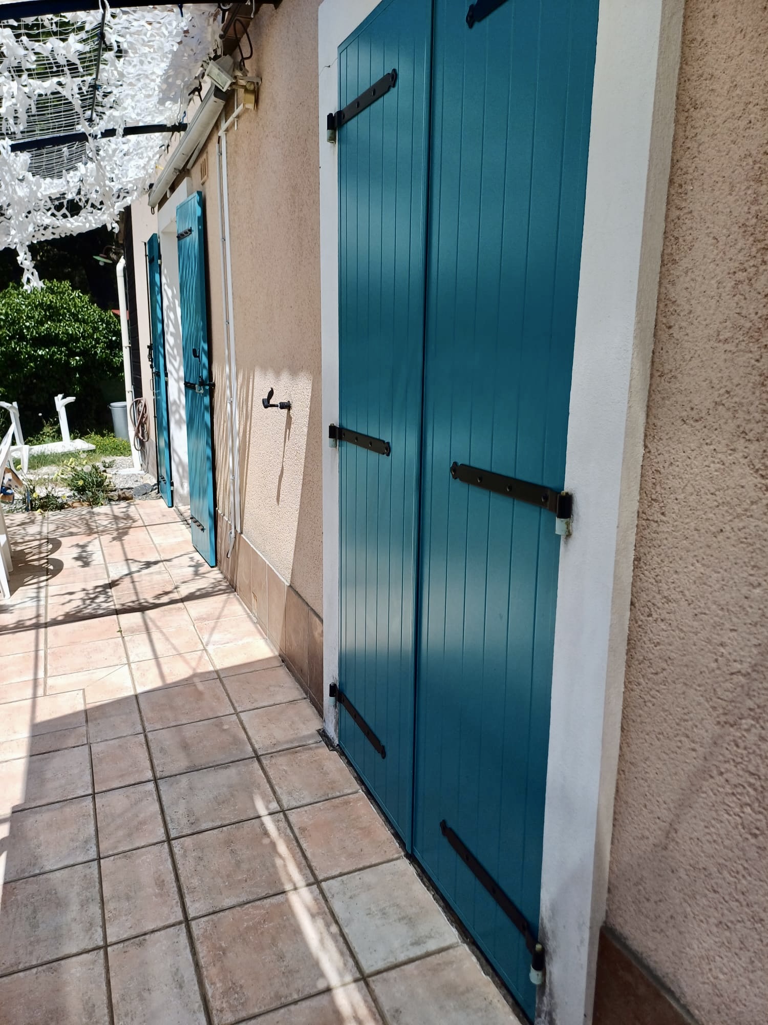 Pose des volets battants en Aluminium bleu de chez Altiva Pro Menuisier à Bandol 83150