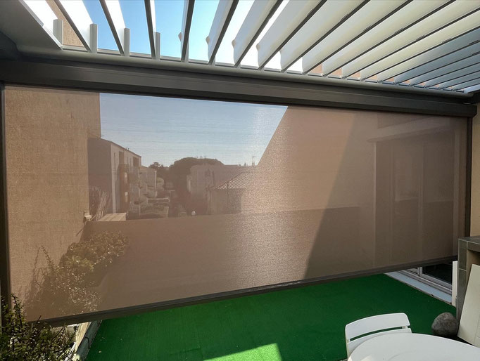 Store extérieur  vertical zip: sur mesure de chez Altiva Pro Menuisier  2023 en rénovation Bandol 83150