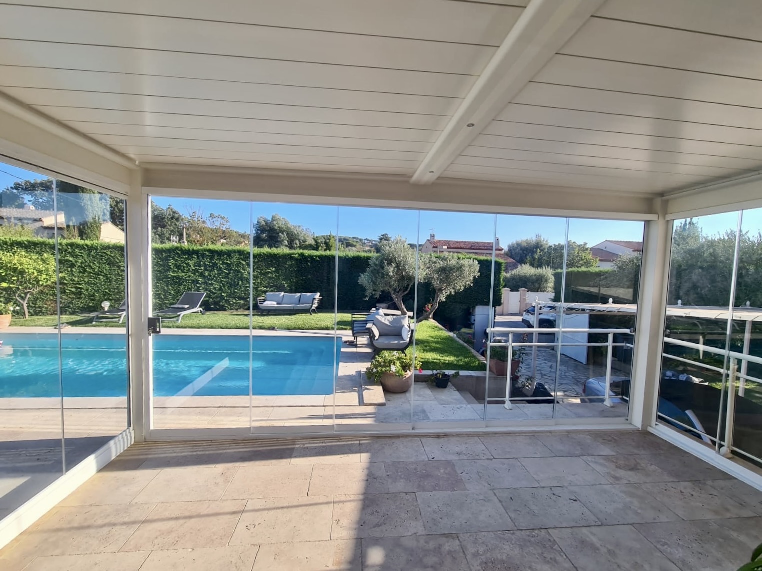 Pergolas bioclimatiques avec parois vitrées: sur mesure en rénovation à Six-Fours-Les-Plages 