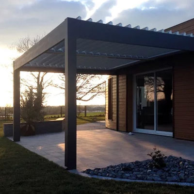Installation sur-mesure d'une pergola bioclimatique en aluminium à lames orientables à Hyeres dans le Var  