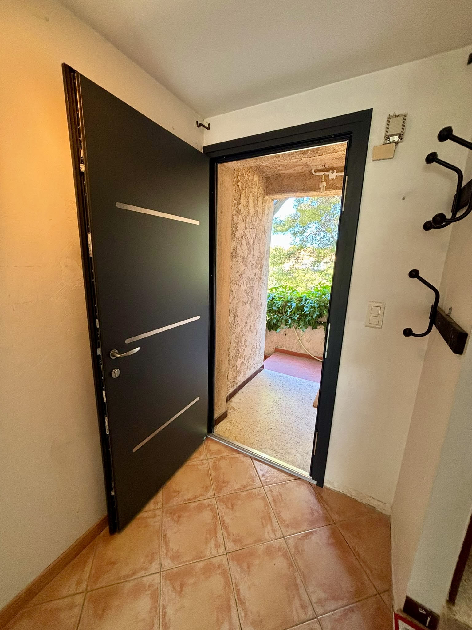 Porte d’entrée aluminium CYTISS 3 : Sur mesure de chez Altiva Pro Menuisier Juin 2026 à La Seyne Sur Mer 