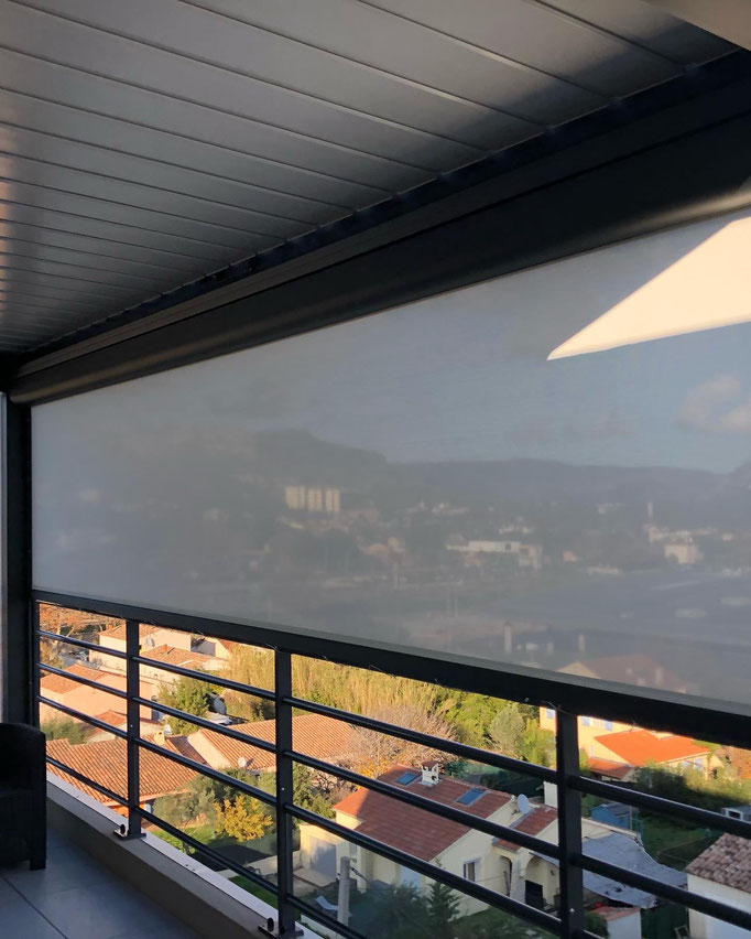 Store extérieur  vertical zip: sur mesure de chez Altiva Pro Menuisier  2023 en rénovation Bandol 83150