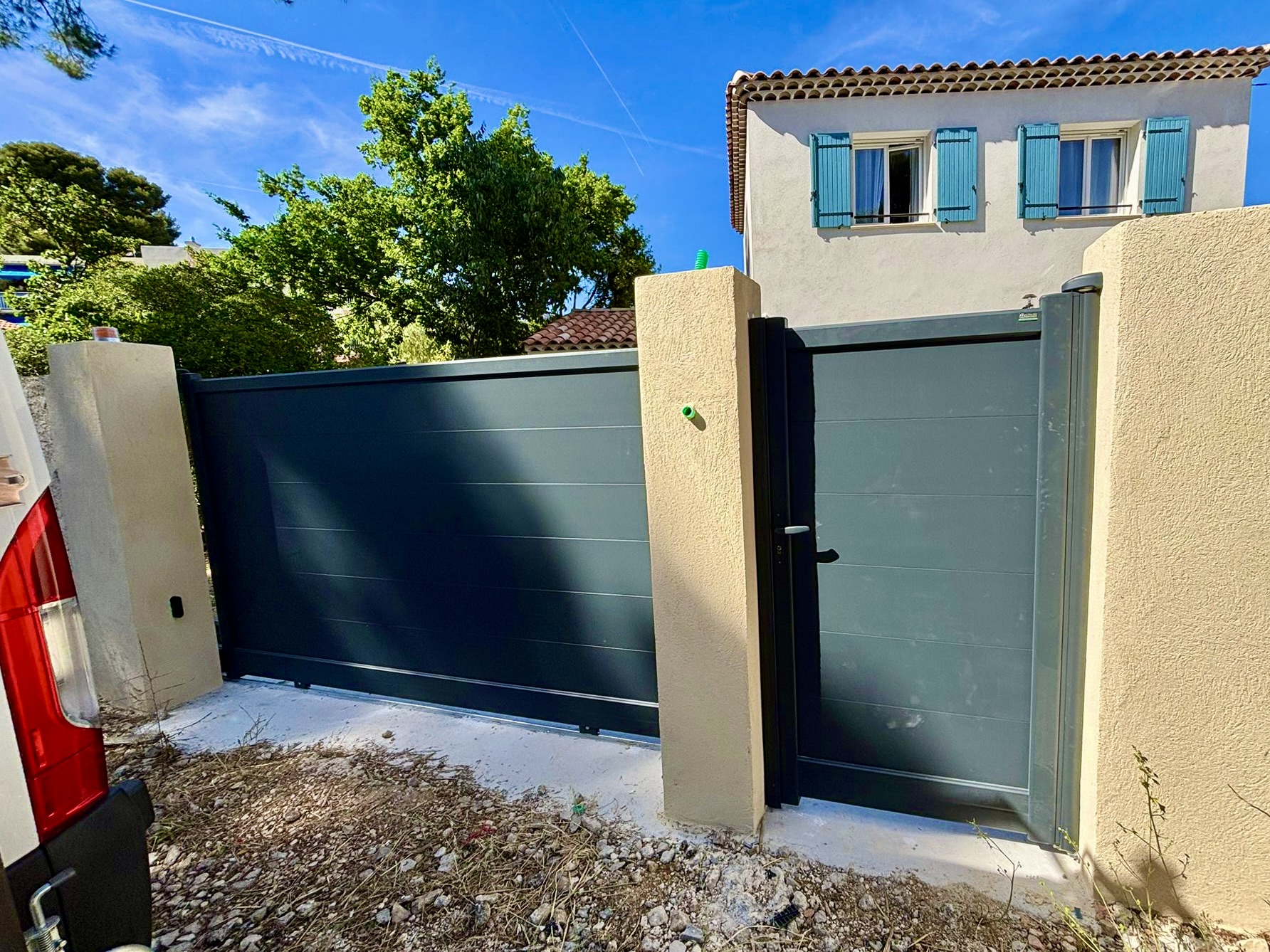 Pose d'un portail et portillon sur mesure en aluminium sur mesure en rénovation à Toulon 83200