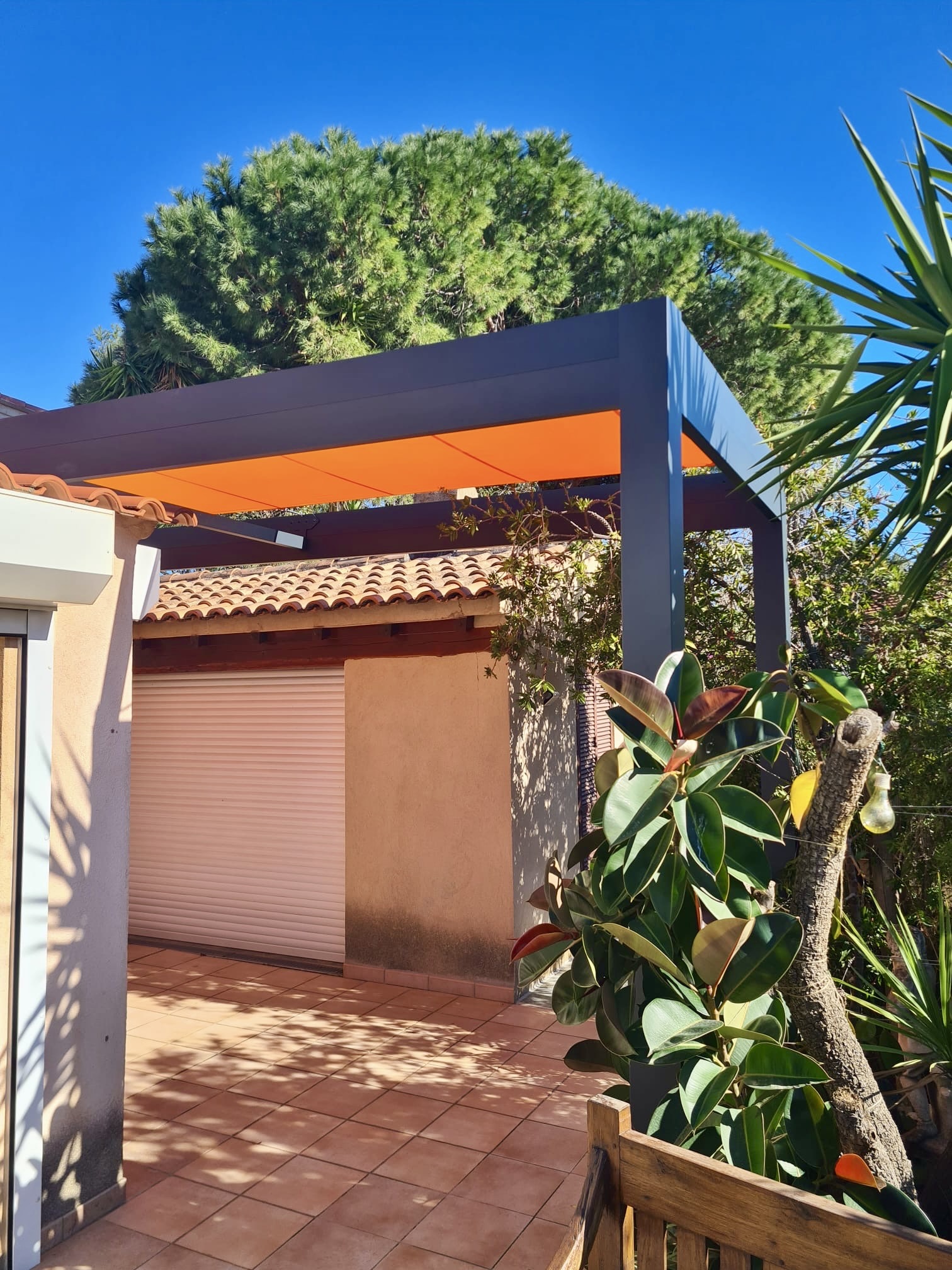 Pose d'une pergola sur mesure avec voile de chez Altiva Pro Menuisier à Bandol 