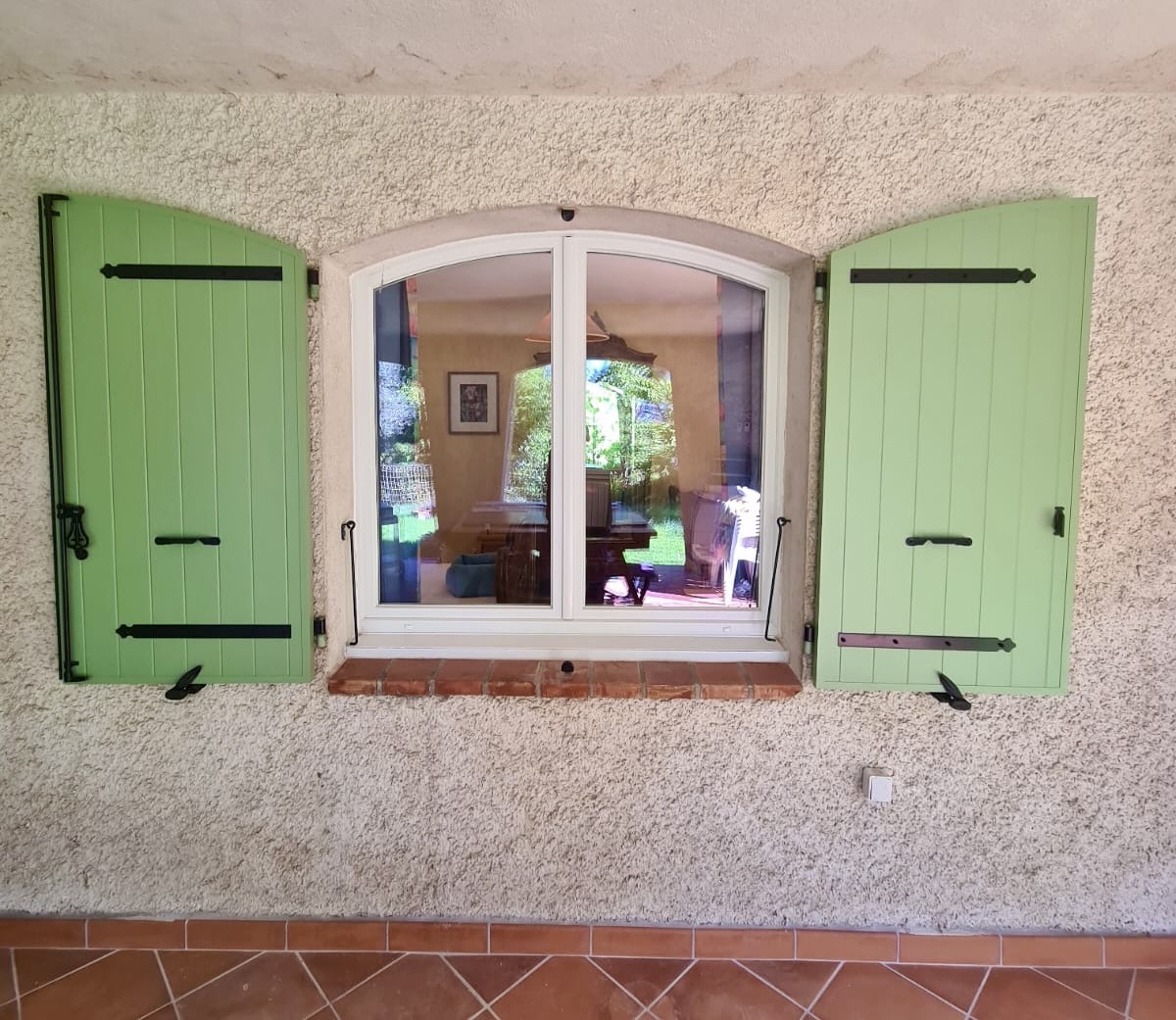 Volets Battants : en aluminium 2025 sur mesure en rénovation de chez Altiva Pro Menuisier à Saint-Mitre-Les-Remparts 13920