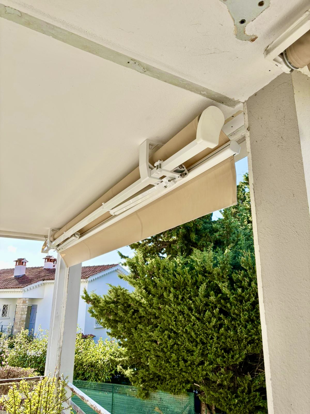 Pose store banne Jade sur mesure de chez Altiva Pro Menuisier à Bandol 83150