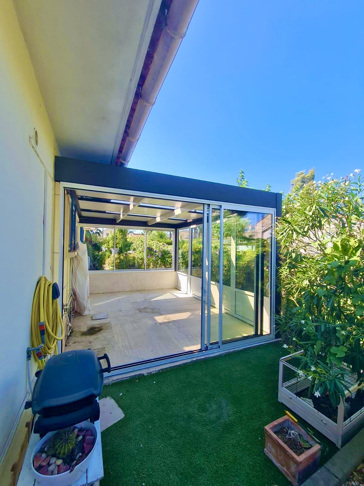 Pose d'un Carport avec fermeture de paroi vitrée sur mesure de chez Altiva Pro Menuisier à Six-Fours-Les-Plages 