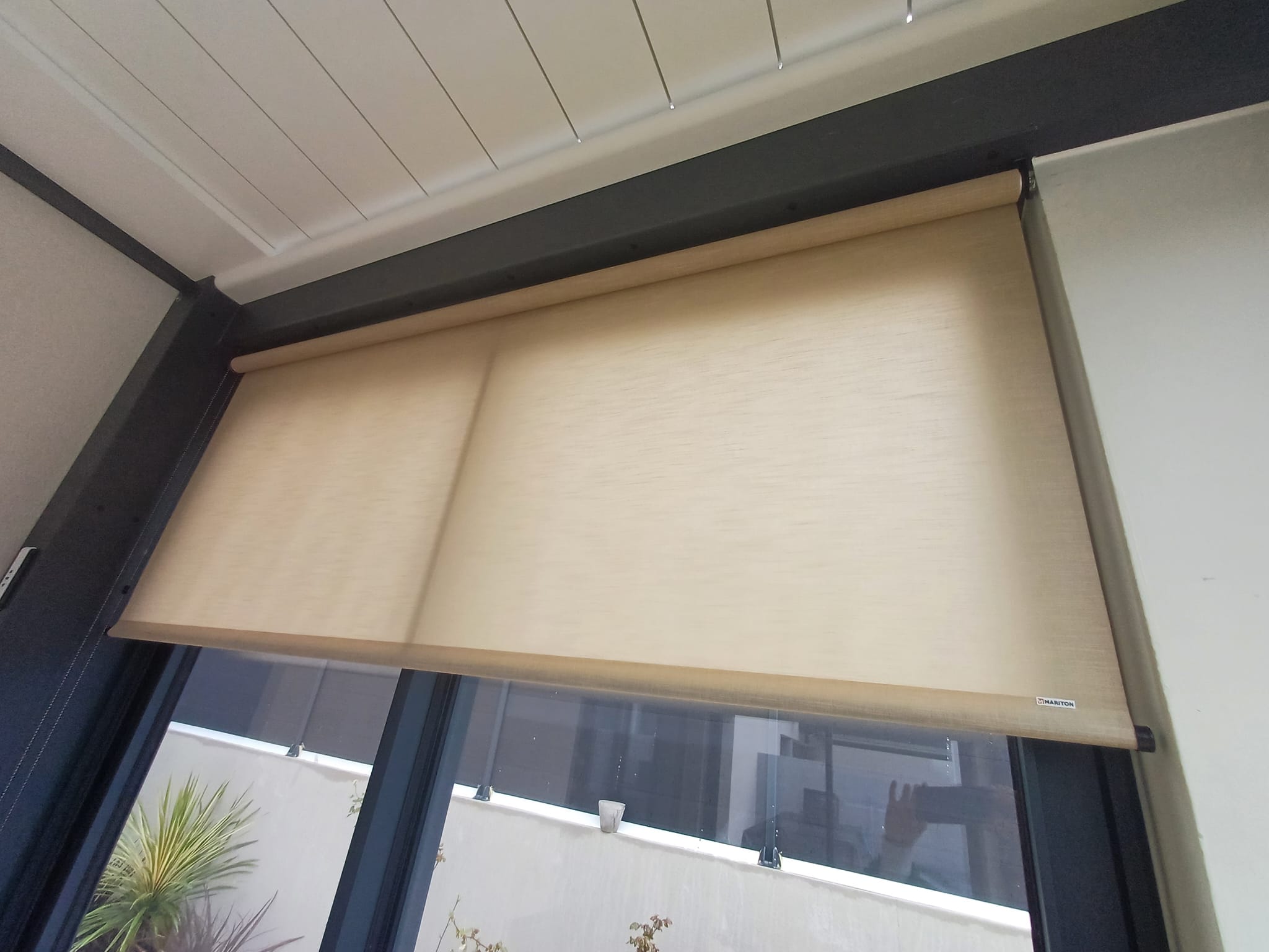 Store extérieur  vertical zip: sur mesure de chez Altiva Pro Menuisier  2021 en rénovation Sanary-Sur-Mer 83110