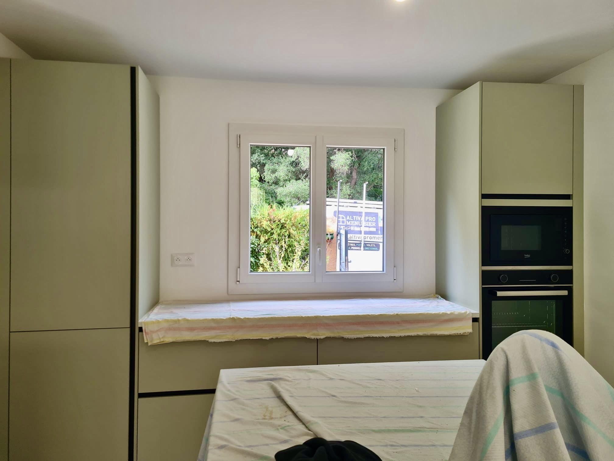 Pose des fenêtres et d'un coulissant en PVC et aluminium de chez Altiva Pro Menuisier à Toulon