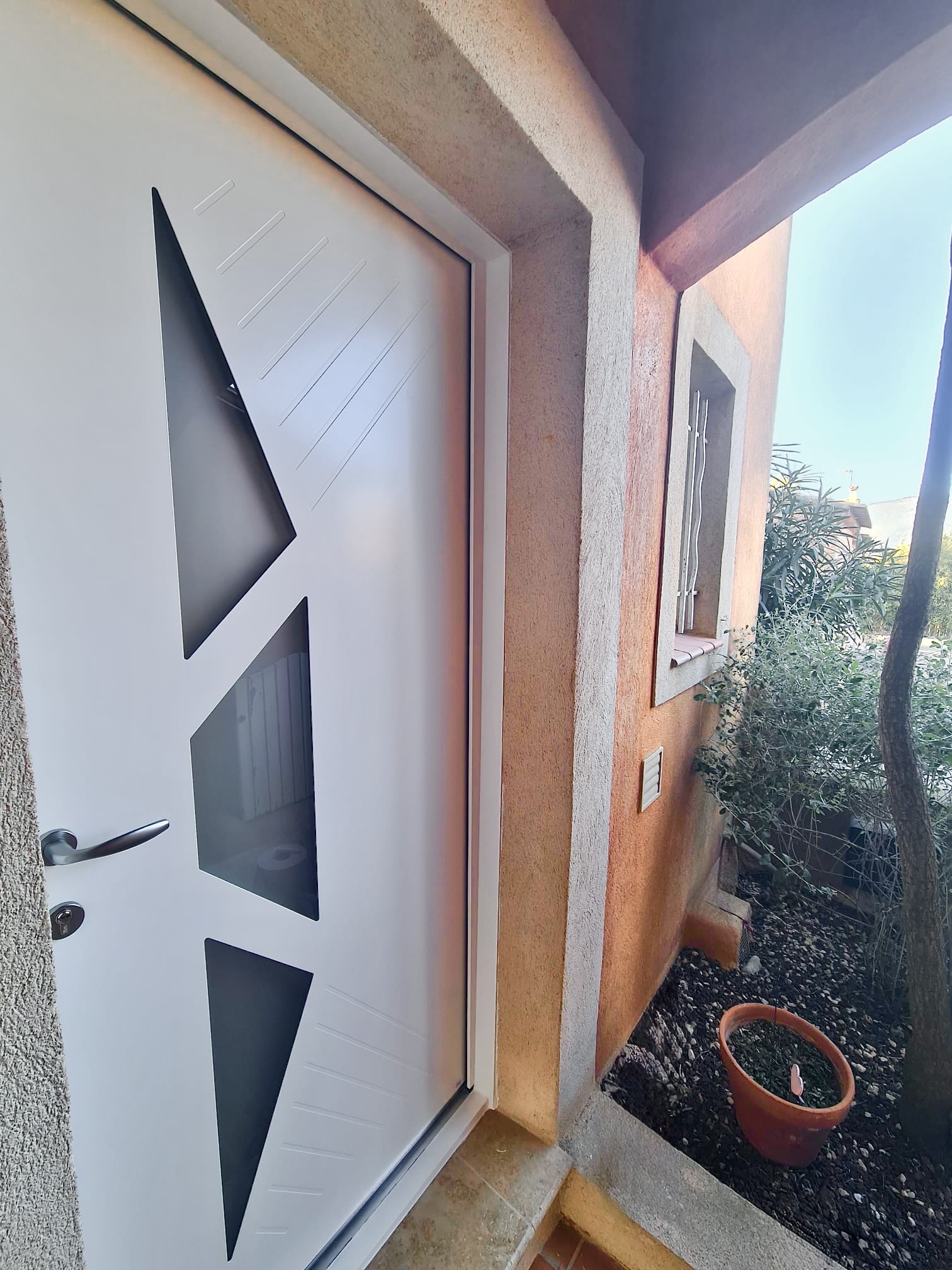 Porte d’entrée : Sur mesure de chez Altiva Pro Menuisier 2025
