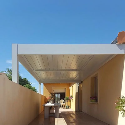 Installation sur-mesure d'une pergola bioclimatique en aluminium à lames orientables à sanary sur mer dans le Var  