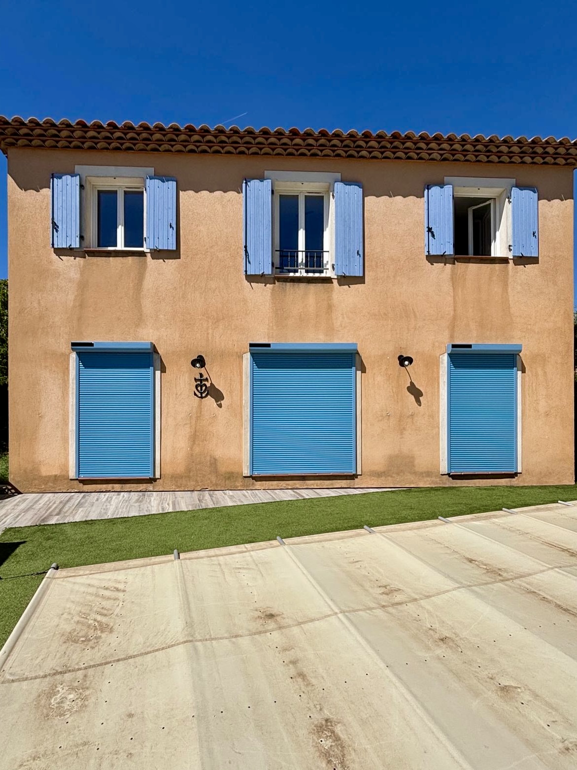 Pose des volets roulants solaires sur mesure de chez Altiva Pro Menuisier à La Seyne Sur Mer 