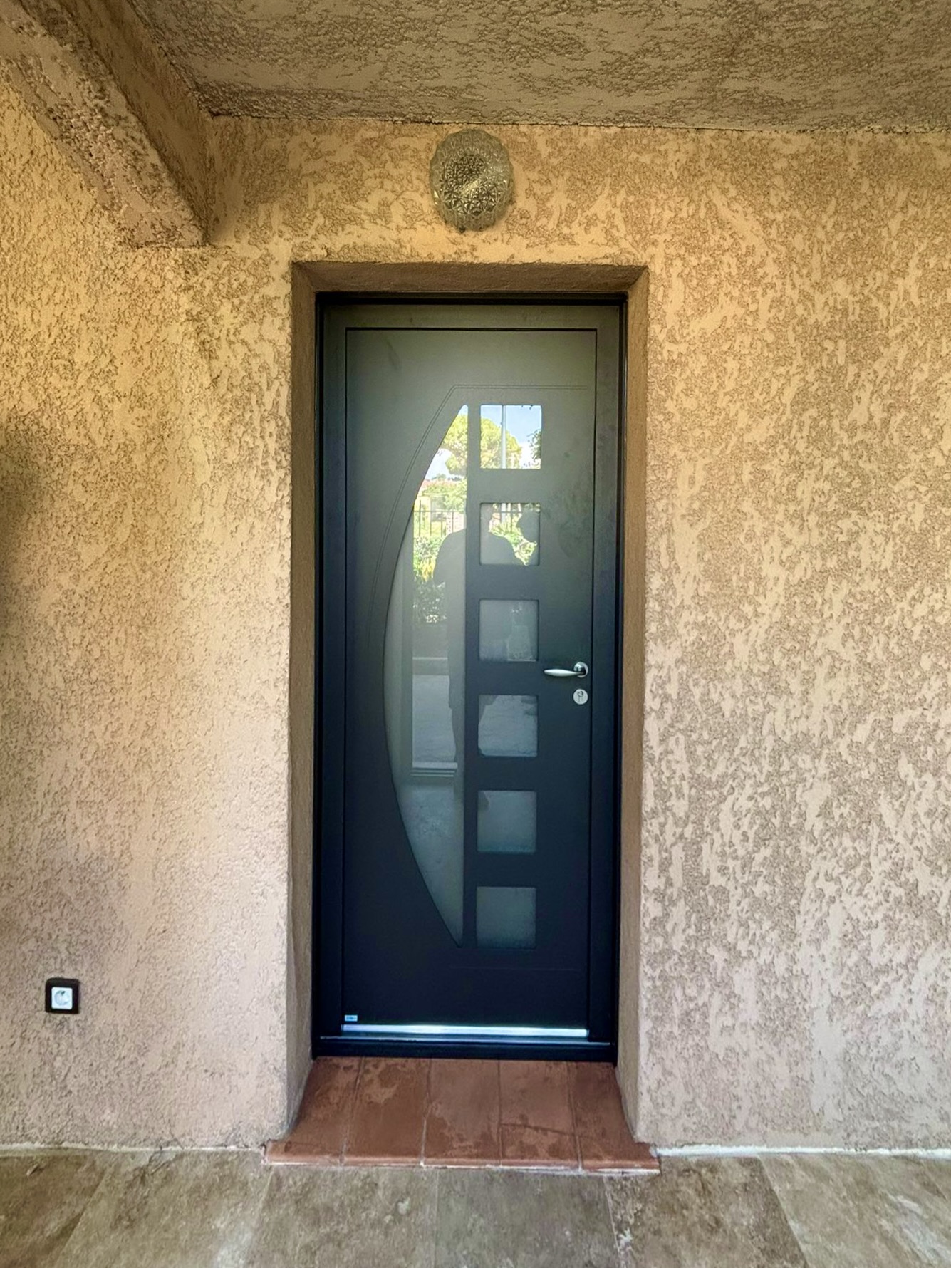 Porte d’entrée aluminium CYTISS 9 : Sur mesure de chez Altiva Pro Menuisier Mai 2026 à Six-Fours-Les-Plages