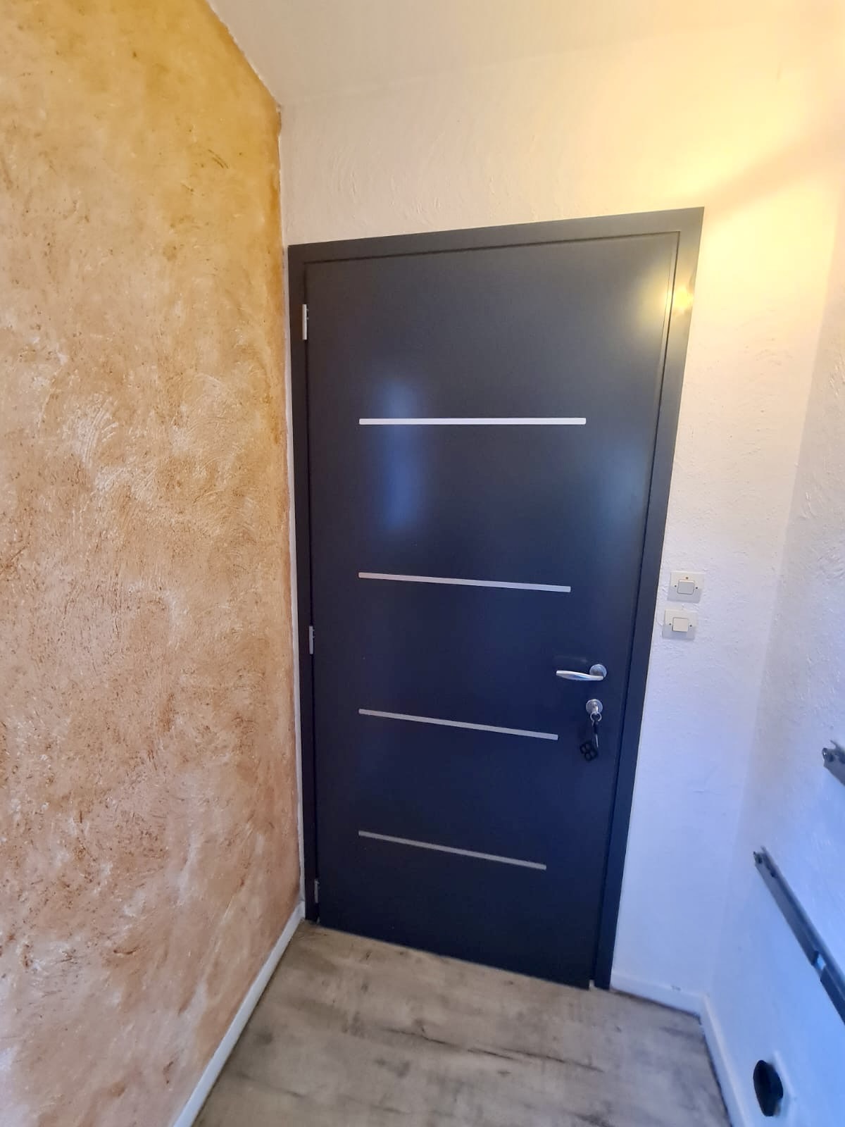 Porte d'entrée SAORI en Acier, Mai 2025 sur mesure en rénovation à Toulon