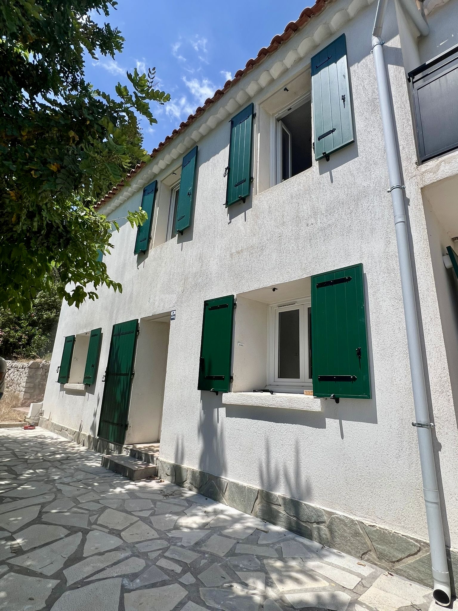 Volets Battants : en aluminium 2025 sur mesure en rénovation de chez Altiva Pro Menuisier à Toulon 83000