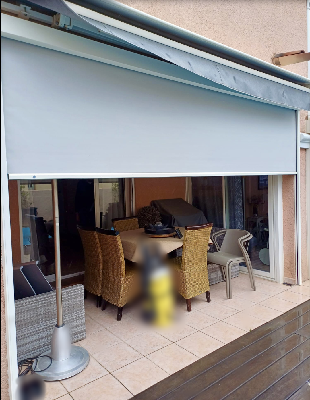 Store extérieur  vertical zip: sur mesure de chez Altiva Pro Menuisier  2024 en rénovation Bandol 83150