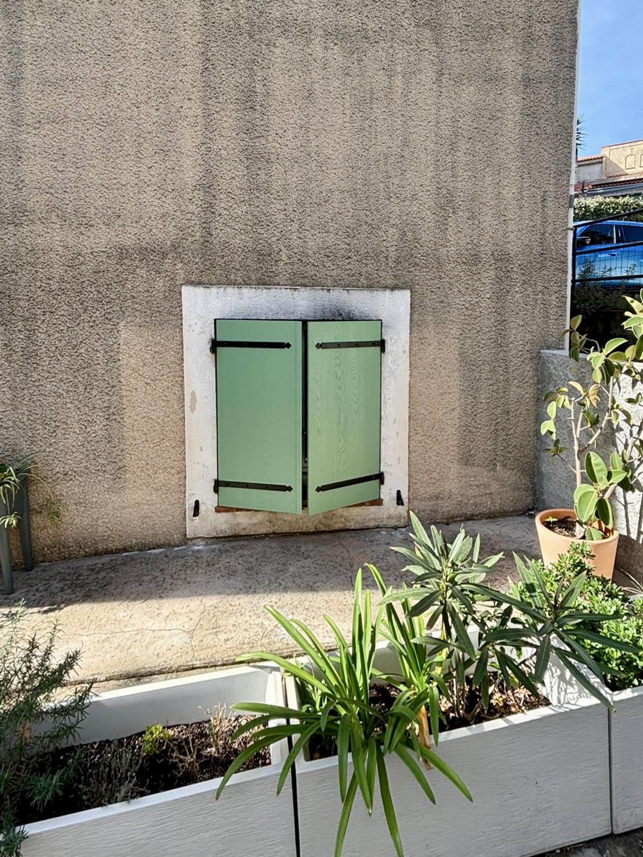Pose des volets battants en composites verts sur mesure de chez Altiva Pro Menuisier à Toulon