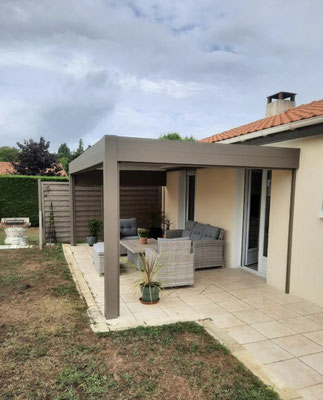 Pergolas bioclimatiques : sur mesure de chez Altiva Pro Menuisier  2023-2024 en rénovation Sanary-Sur-Mer 83110
