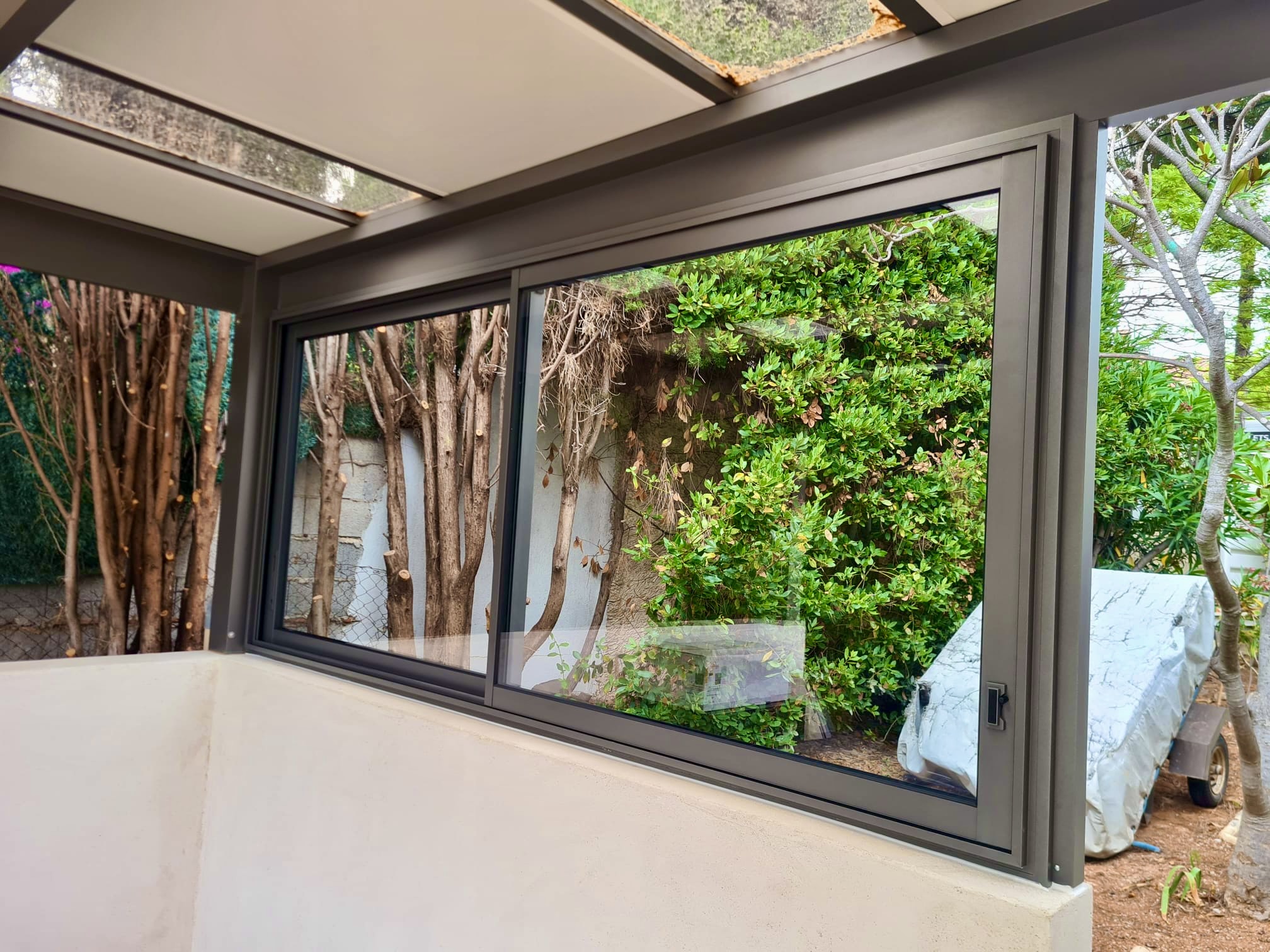 Pose de fenêtres coulissantes sur mesure de chez Altiva Pro Menuisier à Bandol 83150