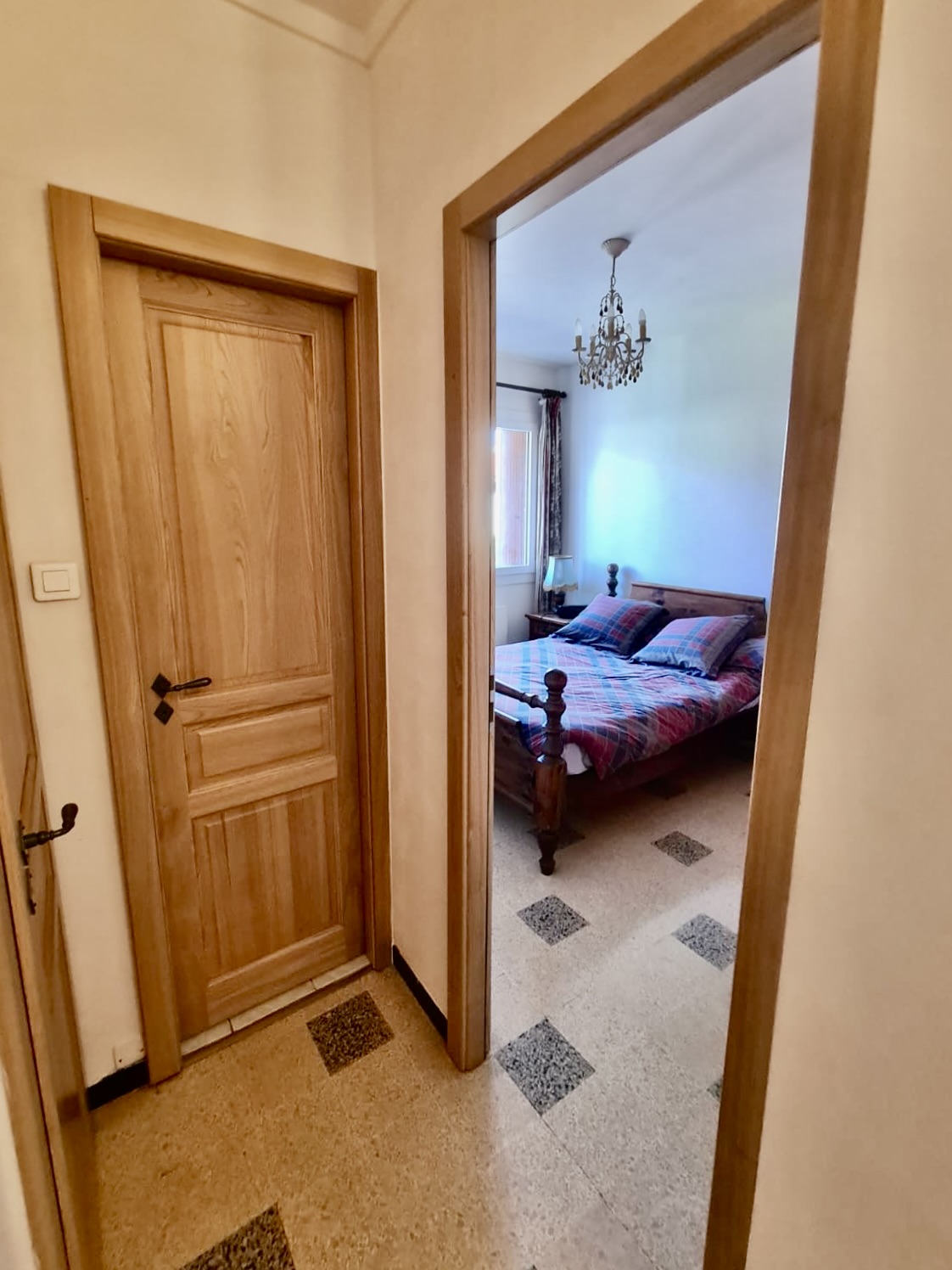 Pose des portes d'intérieur en bois sur mesure de chez Altiva Pro Menuisier à Sanary Sur Mer 