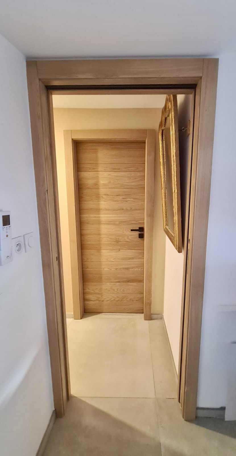 Pose des portes d'intérieur sur mesure de chez Altiva Pro Menuisier à Bandol 