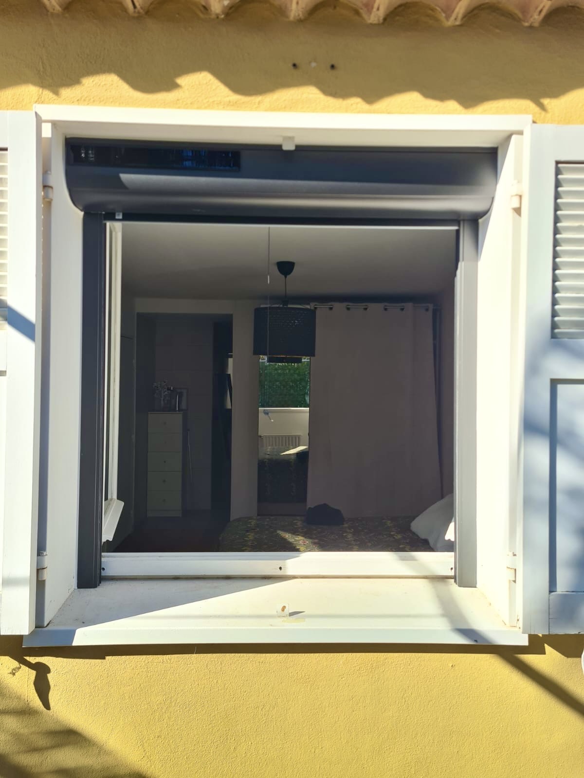Volets Roulants: Solaire , Février 2025 sur mesure en rénovation de chez Altiva Pro Menuisier Six-Fours-Les-Plages 83140