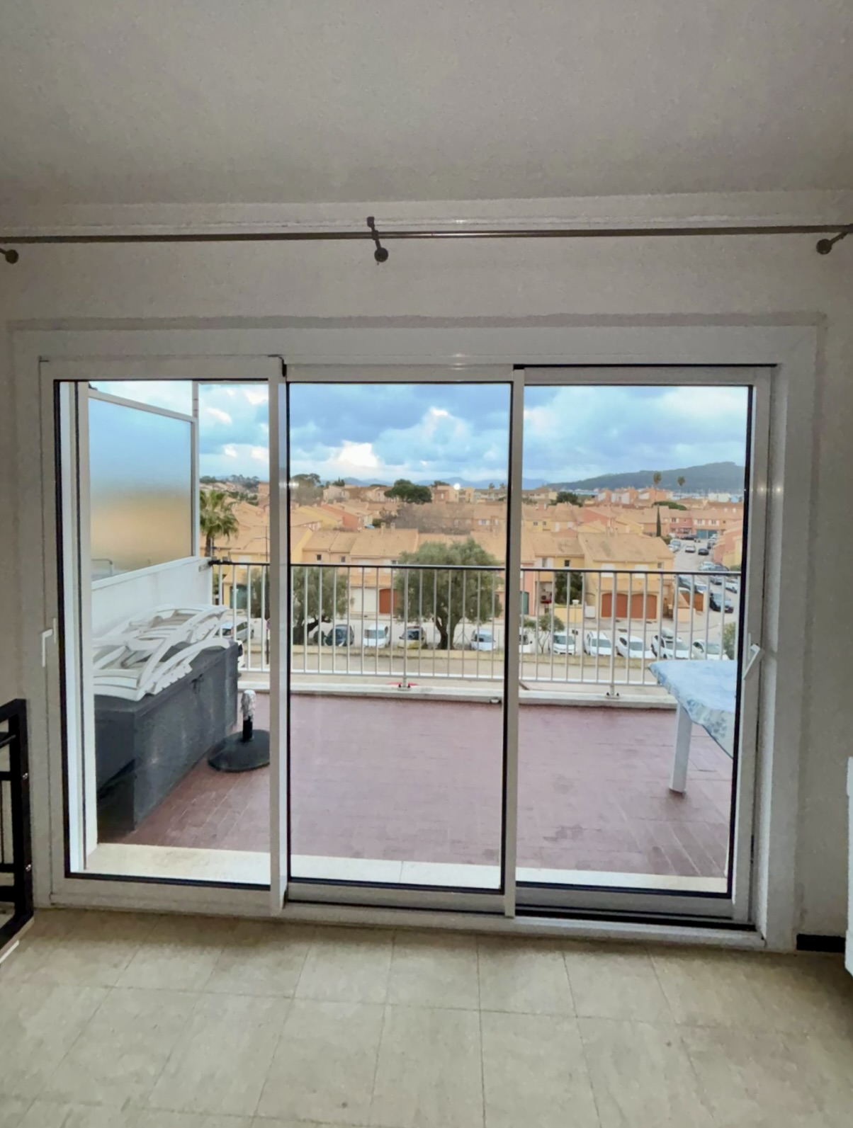 Pose d'une baie vitrée coulissante sur mesure d'Altiva Pro Menuisier à La Seyne Sur Mer 83500